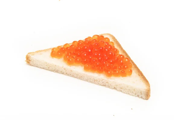 Sanduíche triangular com manteiga e caviar vermelho — Fotografia de Stock