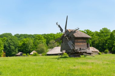 Tarlada eski bir değirmen. Ukrayna simgesi