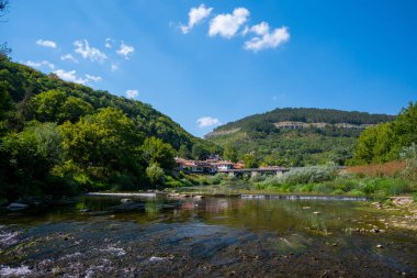 Bulgaristan 'ın Veliko Tarnovo kentindeki Yantra Nehri. Yaz Temmuz 2022