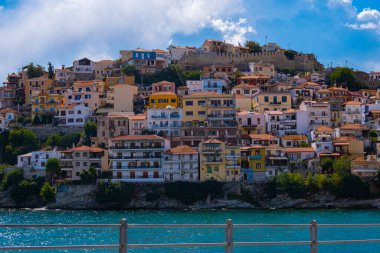 Yunanistan 'da denizin karşısındaki bir dağda yer alan Kavala kentinin manzarası