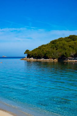 Arnavutluk 'un Ksamil kentinde deniz kıyısı