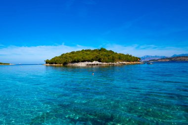 Arnavutluk 'un Ksamil kıyısındaki deniz