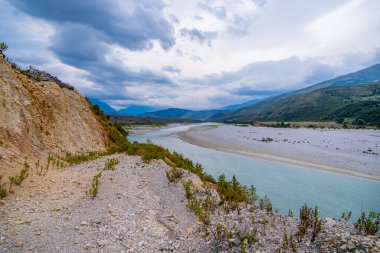 Arnavutluk 'taki Vjosa Nehri' nde bulutlu bir yaz günü