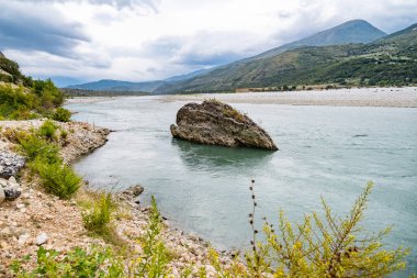 Arnavutluk 'taki Vjosa Nehri' nde bulutlu bir yaz günü