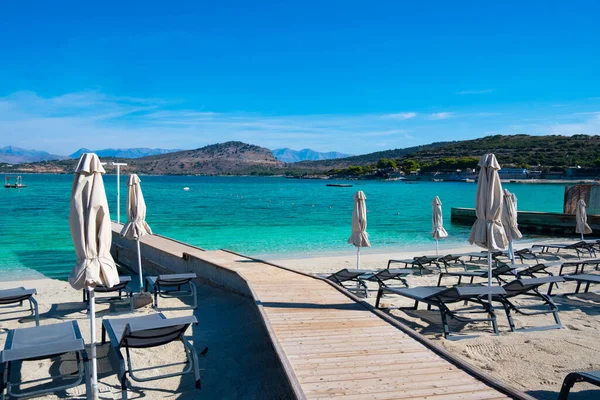 Plage Matin Avec Parasols Chaises Longues Ksamil Albanie Photos De Stock Libres De Droits