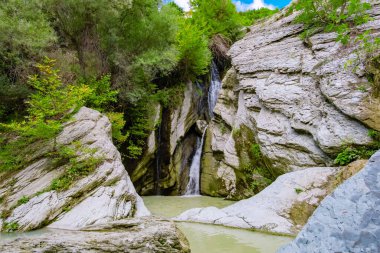 Arnavutluk 'ta yaz aylarında Bogova dağları şelalesi