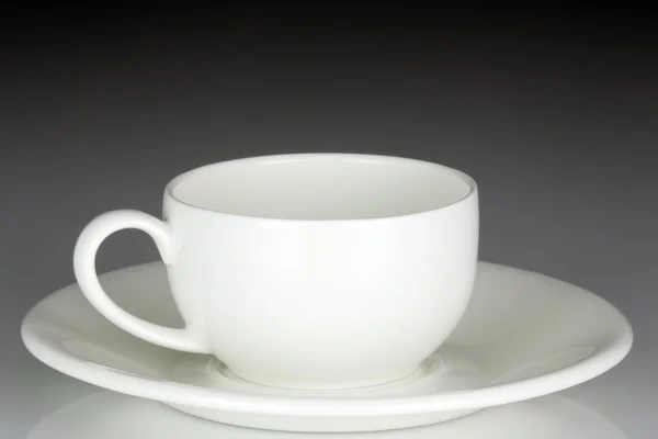 Tasse et soucoupe en céramique blanche, gros plan — Photo