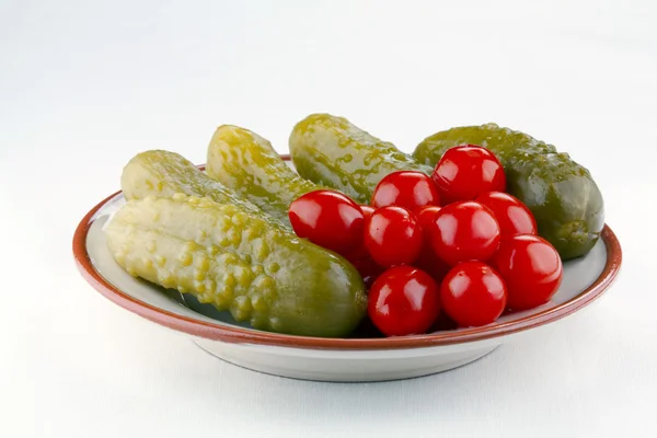 Gepekelde komkommers en tomaten — Stockfoto