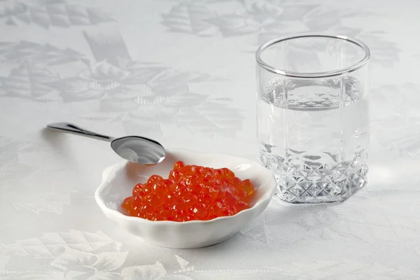 A small glass of vodka and salmon caviar — Stock Photo, Image