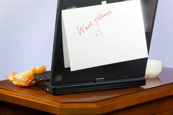 Secretária, laptop, tangerina descascada — Fotografia de Stock