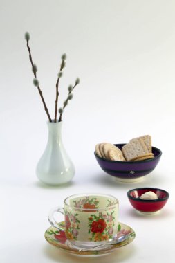 çay bardağı, Çerezler, çikolata ve bir vazo