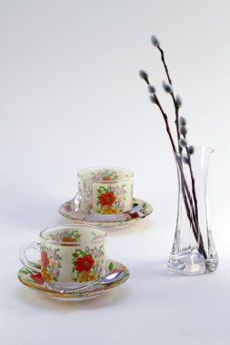 iki çay bardak ve saydam vazo