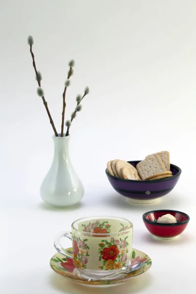çay bardağı, Çerezler, çikolata ve bir vazo