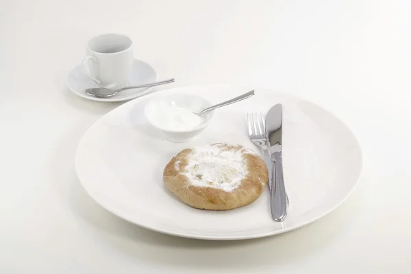 Gâteau au fromage sur un plat blanc et une tasse de café — Photo