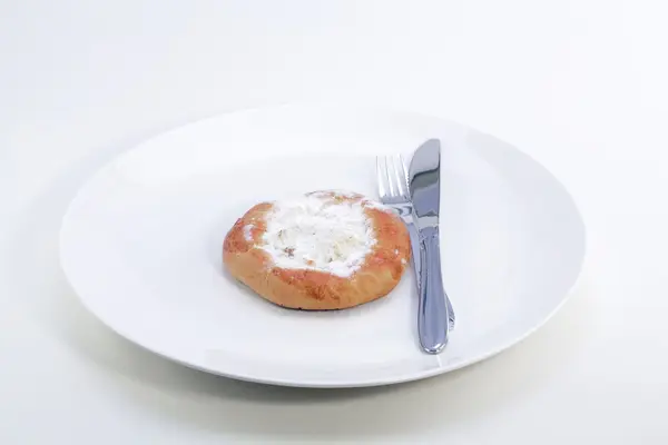 Gâteau au fromage sur une assiette blanche — Photo