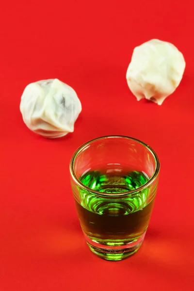 Glass with liquor and chocolates — Stock Photo, Image