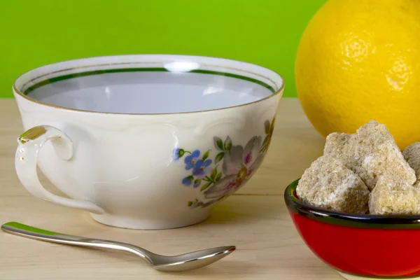 çay fincanı, limon ve kahverengi şeker
