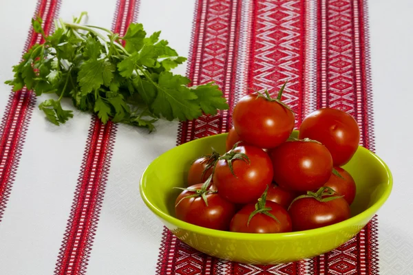 domates yeşil kase ve maydanoz