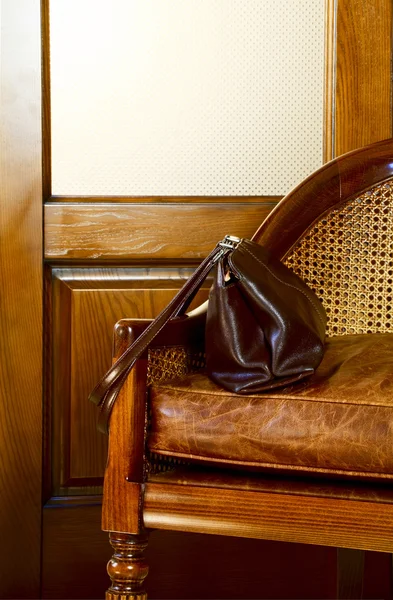 Bolsa feminina na cadeira — Fotografia de Stock