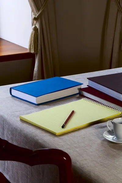 Defter masanın üstünde.