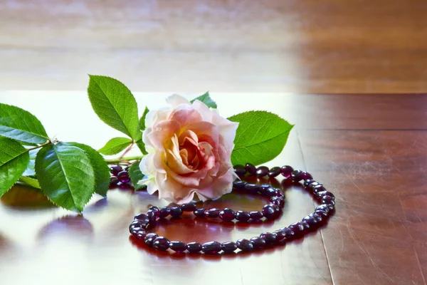 Collana granato e una rosa — Foto Stock