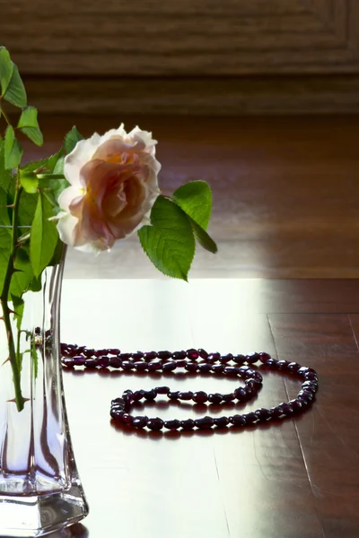 Garnet ketting en een roos — Stockfoto