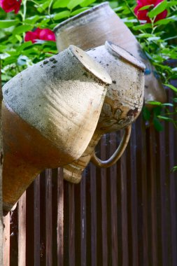 rustik bir çit üzerinde eski testiler