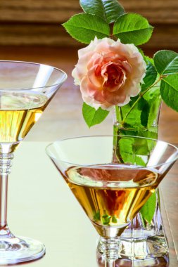Gül ve beyaz şarap