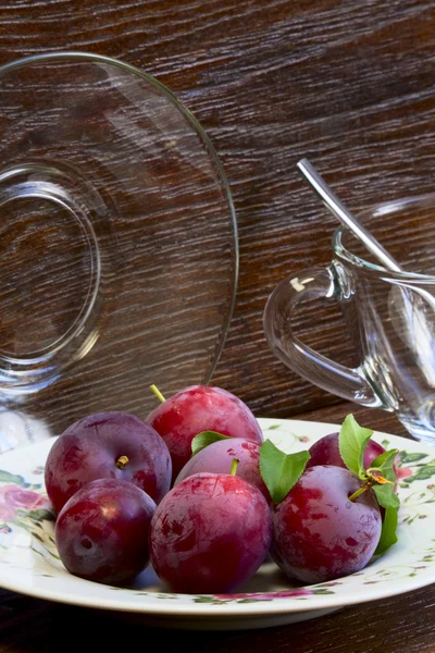 Ciruelas en un plato —  Fotos de Stock