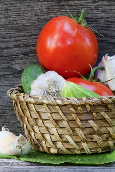 Domates, salatalık ve sarımsak bir sepet içinde — Stok fotoğraf