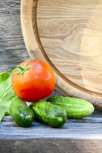 Salatalık ve olgun domates — Stok fotoğraf