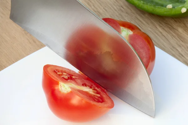 Knife cuts the tomato — Stock Photo, Image