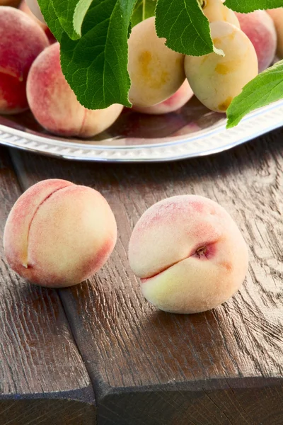 Peaches and yellow plums — Stock Photo, Image