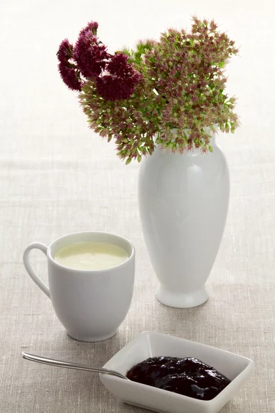 Una taza de leche y mermelada —  Fotos de Stock