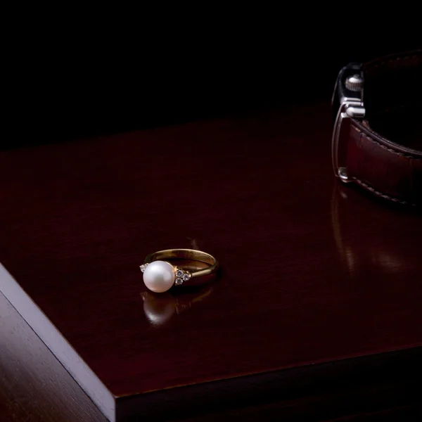 Zlatý prsten s perlou — Stock fotografie