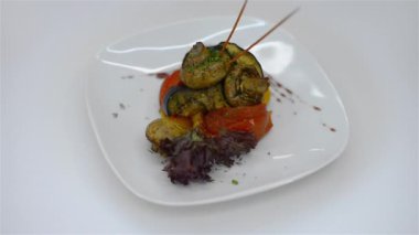 Fırında sebzeli sıcak salata.