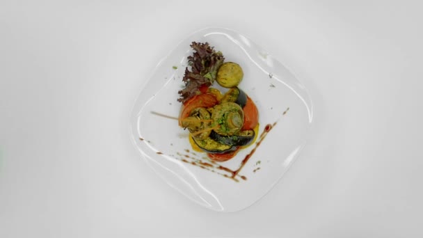 Теплий салат з запеченими овочами — стокове відео