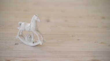 Beyaz ahşap sallanan at fullhd 1080p