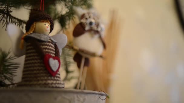 Άγγελος πλεκτό κόσμημα και στολίδι κουκουβάγια για ένα χριστουγεννιάτικο δέντρο fullhd 1080pStickad angel prydnad och Uggla prydnad på en julgran fullhd 1080p — Stockvideo