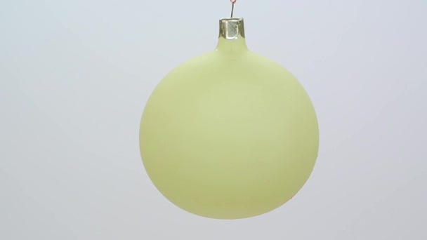 Weißes Glas Weihnachtsschmuck mit grünem und orangefarbenem Muster fullhd 1080p — Stockvideo