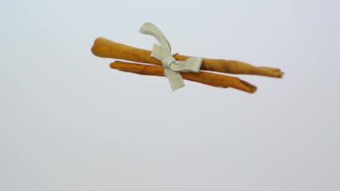 Tarçın demet gri şerit fullhd 1080 p ile bağlı