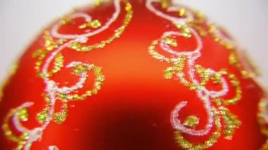 kırmızı cam Noel süsü altın ve gümüş desenli fullhd 1080 p