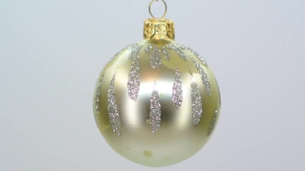 Vitt glas christmas ornament med silver mönster fullhd 1080p — Stockvideo