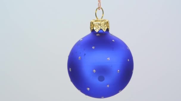 Blaues Glas Weihnachtsschmuck mit glitzernden Tupfen fullhd 1080p — Stockvideo