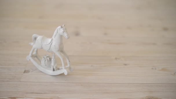 Caballo basculante de madera blanco FullHD 1080p — Vídeo de stock