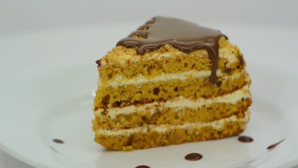 Cake with chocolate icing FullHD 1080p — Stock Video