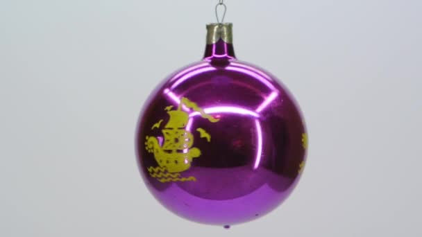 Ornement de Noël en verre violet avec un motif de navire FullHD 1080p — Video