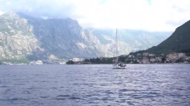 Yelkenli yatı Kotor Körfezi boyunca Prcanj sahilini geçiyor.