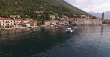 Sürat tekneleri Perast kıyısından geçiyor. Karadağ
