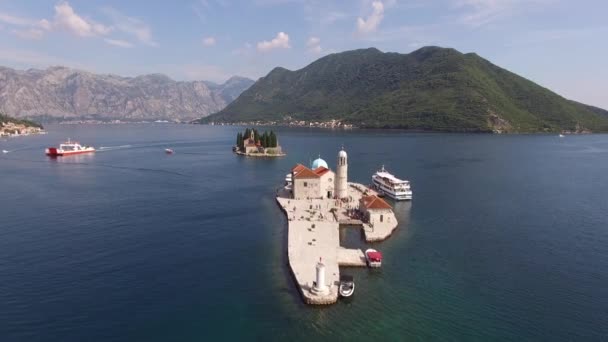 Vista del dron de la iglesia Nuestra Señora de las Rocas. Bahía de Kotor — Vídeos de Stock